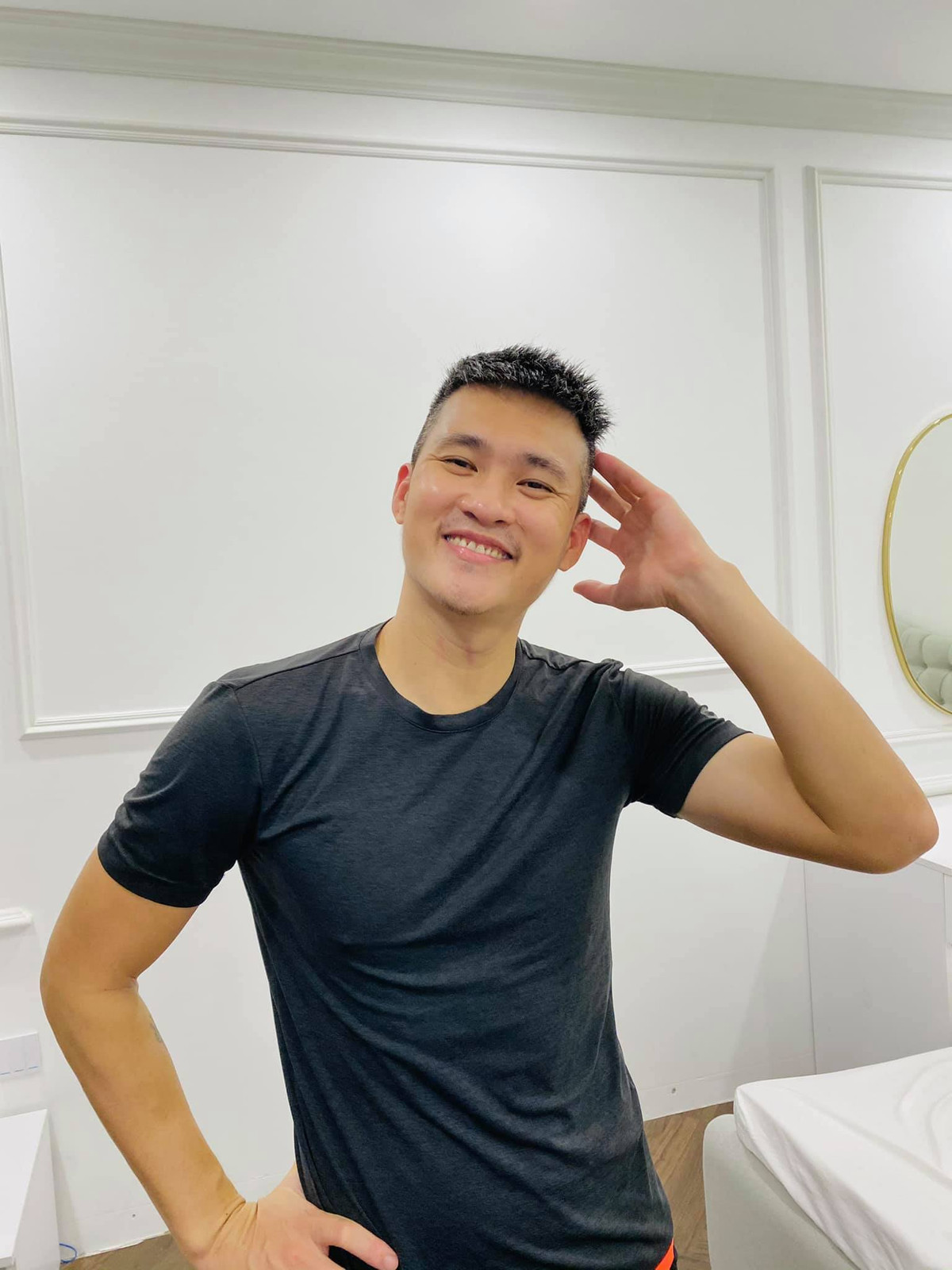 Kèm với bức ảnh, Công Vinh cũng vui vẻ chia sẻ: "Cầu vồng và anh đẹp trai". Nam cầu thủ cười tươi khi chụp ảnh và đính kèm thêm dòng trạng thái: "Cảm thấy đặc biệt".