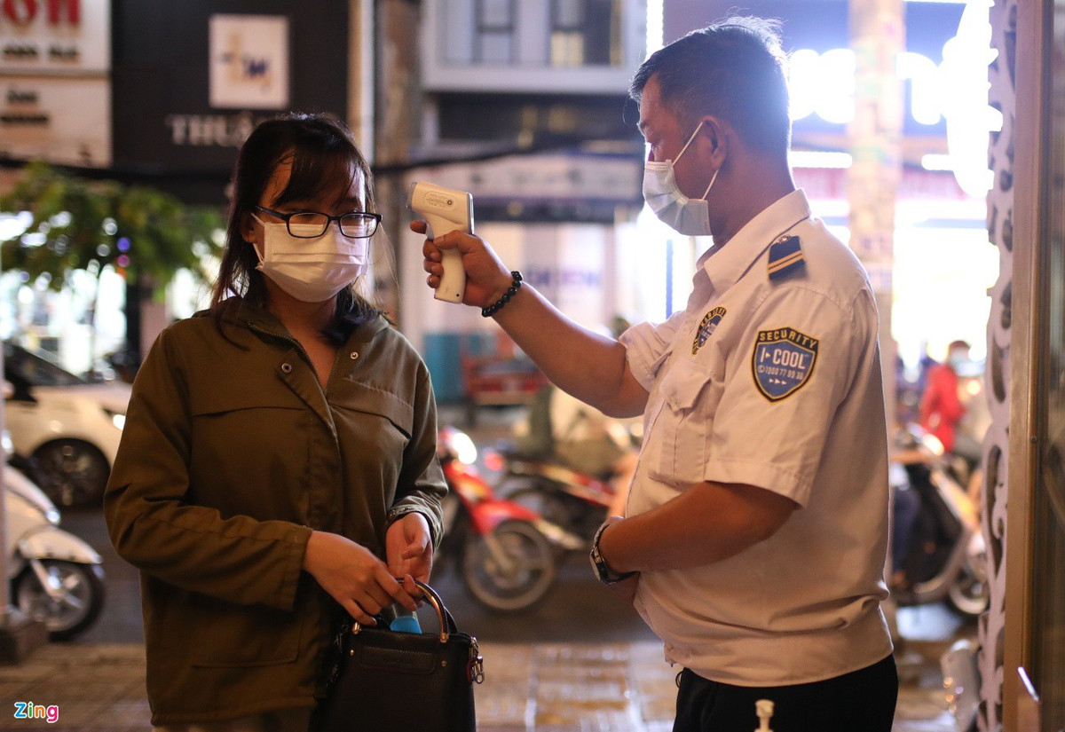 Theo quy định mới, khách hàng phải có thẻ xanh hoặc giấy chứng nhận F0 hồi phục trong vòng 6 tháng. Trước khi vào các quán karaoke, khách được đo thân nhiệt và sát khuẩn tay.