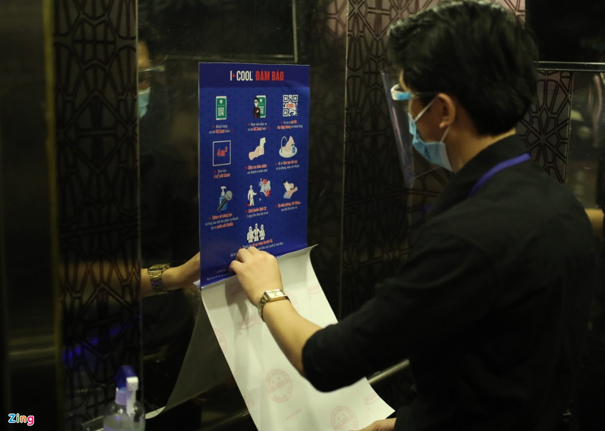 Anh Sơn nói thêm trong ngày đầu mở cửa trở lại, hệ thống karaoke 19 chi nhánh này nhận được cả trăm cuộc gọi đặt phòng của khách hàng, riêng khu vực trung tâm đón 30-40 lượt khách.