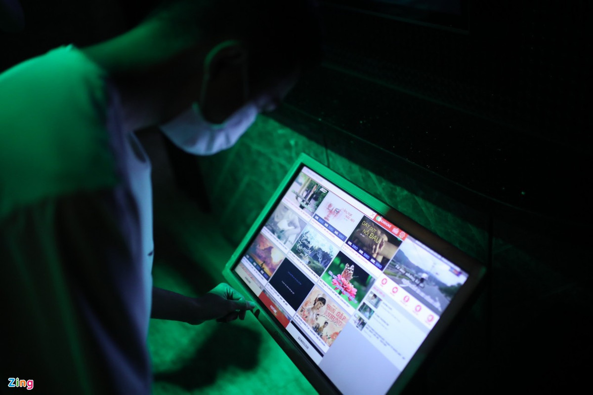 Các quán karaoke tại TP.HCM hiện chỉ được phép mở cửa đến 21h. Quy định này gây ra không ít khó khăn. Tuy nhiên để đảm bảo phòng, chống dịch và kế hoạch thích ứng dần với "bình thường mới", các cơ sở kinh doanh cam kết tuân thủ nghiêm túc.