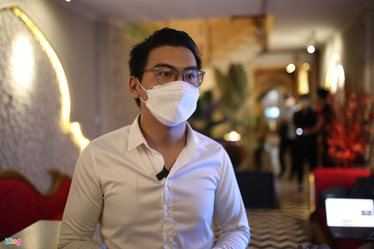 Anh Nguyễn Quế Sơn, quản lý quán karaoke ICool, cho biết: "Hiện tại, chỉ có khoảng 40% nhân viên cũ của chúng tôi đi làm trở lại. Một số ở quê giờ nghe tin mới bắt đầu thu xếp trở lại thành phố. Cả hệ thống chúng tôi có hơn 600 nhân viên. Trong dịch, đa số phải làm thêm bên ngoài để có thu nhập".