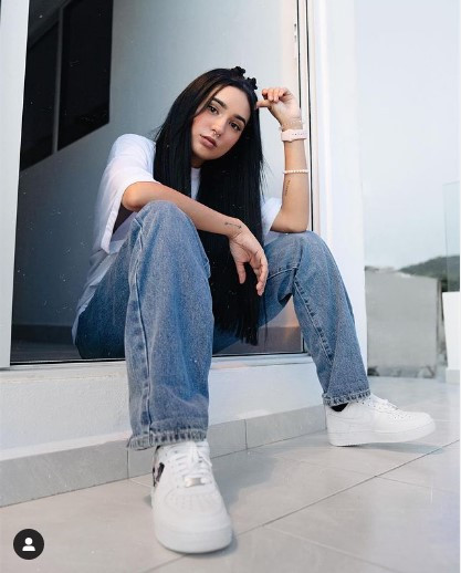 Ngoài thời gian tập trung cho công việc, Domelipa thường xuyên tụ tập với bạn bè hay đi du lịch.