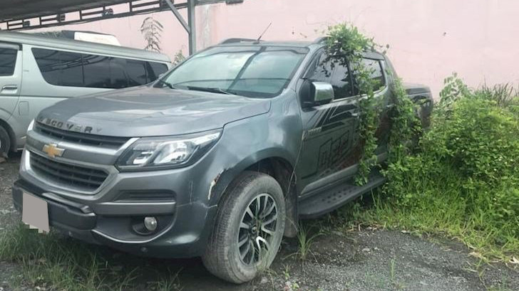 Những chiếc xe đậu ngoài bãi xe không có mái che khiến cho cây cỏ mọc um tùm, bụi bẩn bám lên sơn.