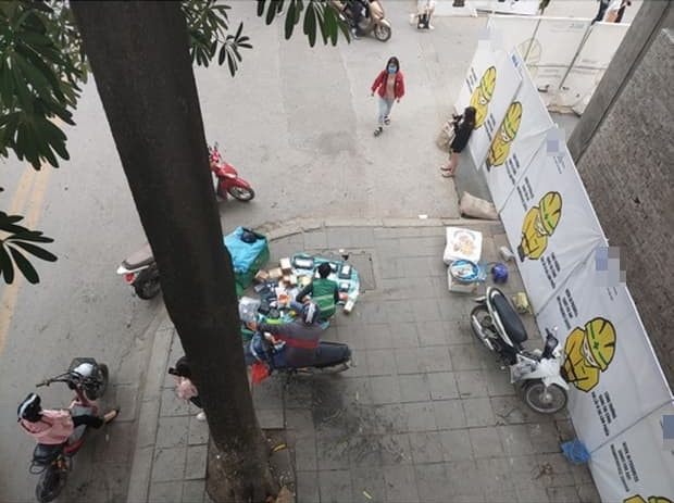 Từ trước đến nay trên MXH đã xuất hiện không ít hình ảnh vô cùng đáng yêu từ các anh chàng shipper, khiến nhiều người cảm thích thú.