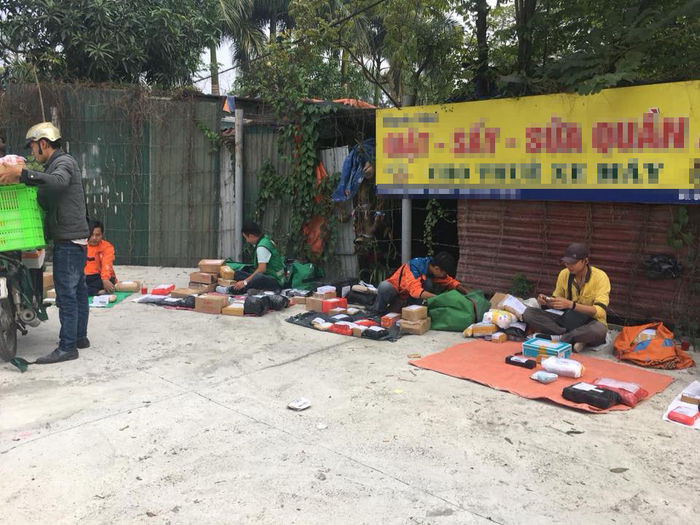 Đây là cảnh tượng thường thấy của những người giao hàng mỗi lần sale khủng, nhìn vào cứ ngỡ như mấy anh bán hàng rong ngày xưa hay ngồi trước cổng trường. Ảnh: Tổng hợp