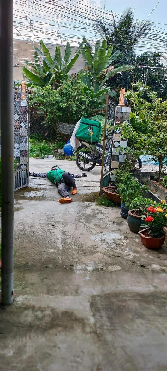 Đính kèm loạt hình ảnh, chủ nhân bài đăng chia sẻ: "Khi anh shipper đã quá mệt mỏi vì một ngày phải ghé nhà tôi hơn chục lần". Ảnh: Ngọc Giàu