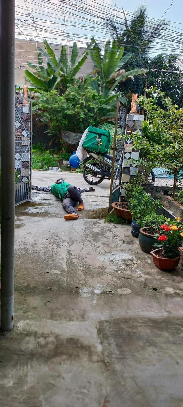 Sau khi những hình ảnh được chia sẻ lên MXH đã nhanh chóng thu hút lượng tương tác lớn, hầu hết netizen đều tỏ ra thích thú trước hành động đáng yêu của shipper giao hàng này. Ảnh: Ngọc Giàu