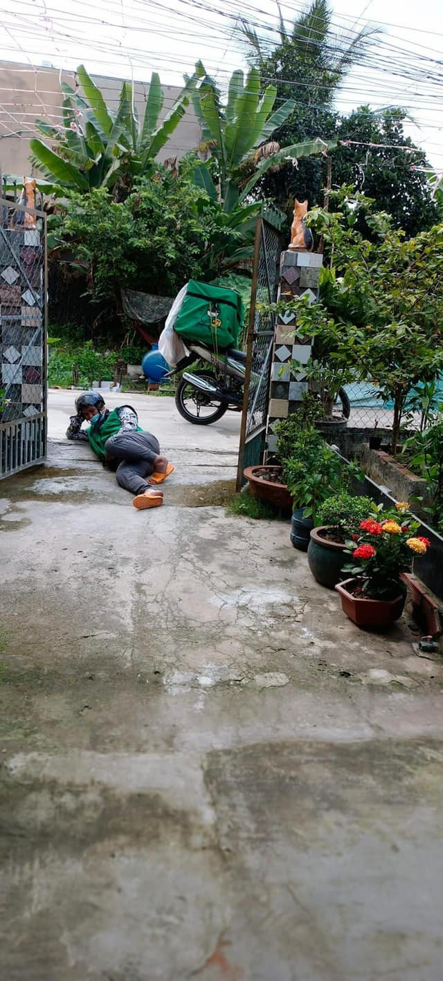 Mới đây một tài khoản Facebook chia sẻ hình ảnh về anh chàng shipper quá mệt mỏi và nằm dài trước cửa nhà khách hàng khiến cư dân mạng không khỏi chú ý. Ảnh: Ngọc Giàu