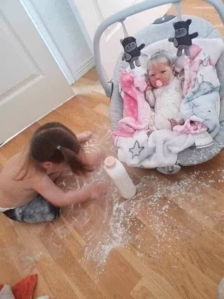 Câu chuyện xảy ra khi người mẹ nhờ con gái lớn trông em đang ngủ. Nhưng ai mà ngờ được, chỉ ít phút sơ sểnh, cô chị đã "tẩm bột chiên" khắp người đứa em của mình.