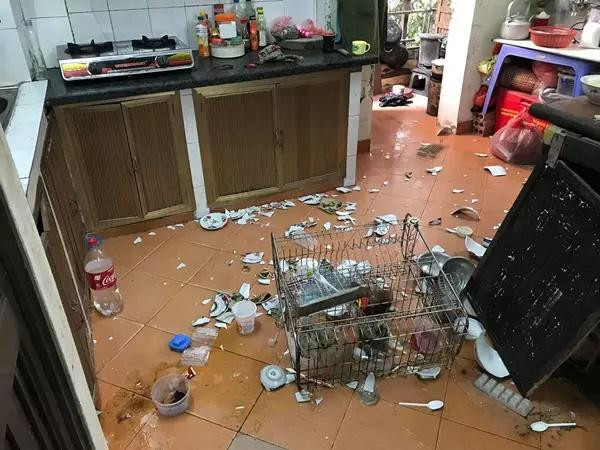 Nhiều mẹ còn không ngại đăng tải những hình ảnh "bóc phốt" con gái, minh chứng rõ ràng rằng các nàng không hề thùy mị mà trái lại còn nghịch ngợm không thua kém các bé trai.