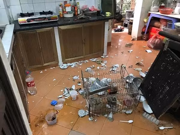 Nhiều mẹ còn không ngại đăng tải những hình ảnh "bóc phốt" con gái, minh chứng rõ ràng rằng các nàng không hề thùy mị mà trái lại còn nghịch ngợm không thua kém các bé trai.