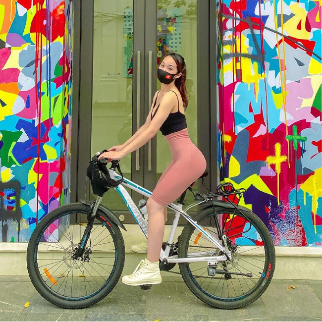 Những bồ đồ tập ôm sát cơ thể đã phần nào làm tôn lên vóc dáng nóng bỏng của Phương Thảo, ai đi ngang qua đều phải ngoái nhìn.