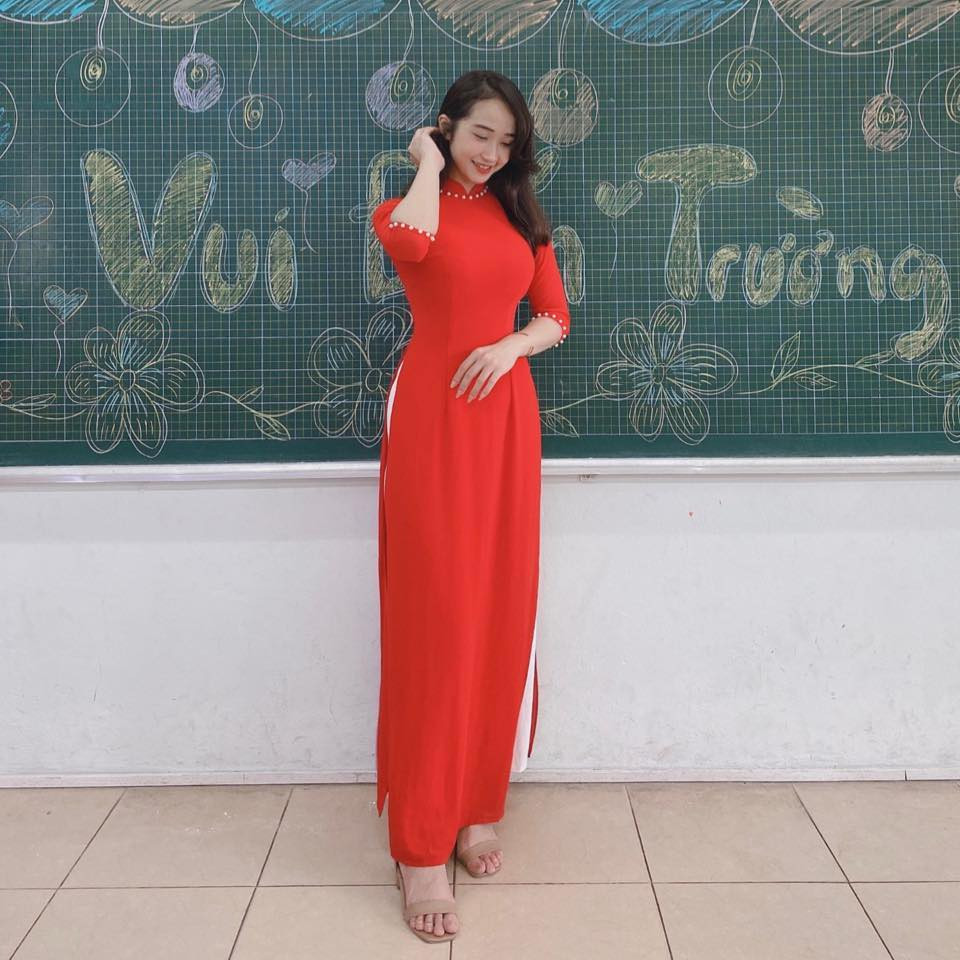 Lưu Thị Phương Thảo, sinh năm 1994, quê ở Thái Bình được gọi là cô giáo hot girl nhờ vẻ ngoài xinh đẹp và sở hữu thân hình bốc lửa.