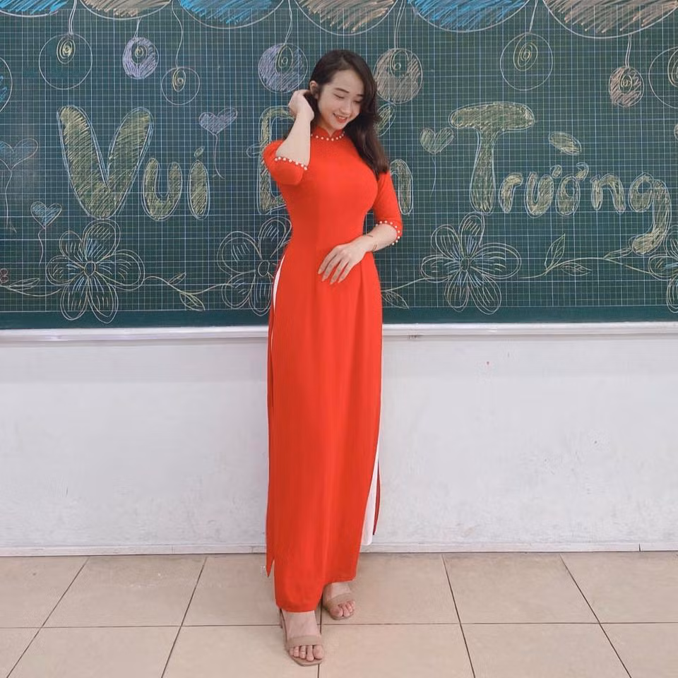 Lưu Thị Phương Thảo, sinh năm 1994, quê ở Thái Bình được gọi là cô giáo hot girl nhờ vẻ ngoài xinh đẹp và sở hữu thân hình bốc lửa.