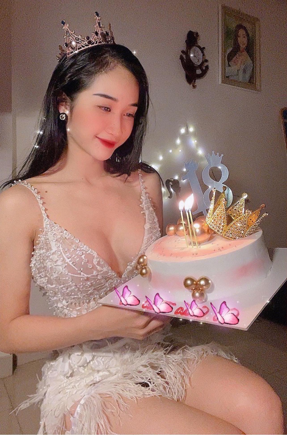 Chẳng những khoe khéo đường cong quyến rũ mà Phương Thảo còn tôn đôi chân dài nuột nà trong mọi trang phục.