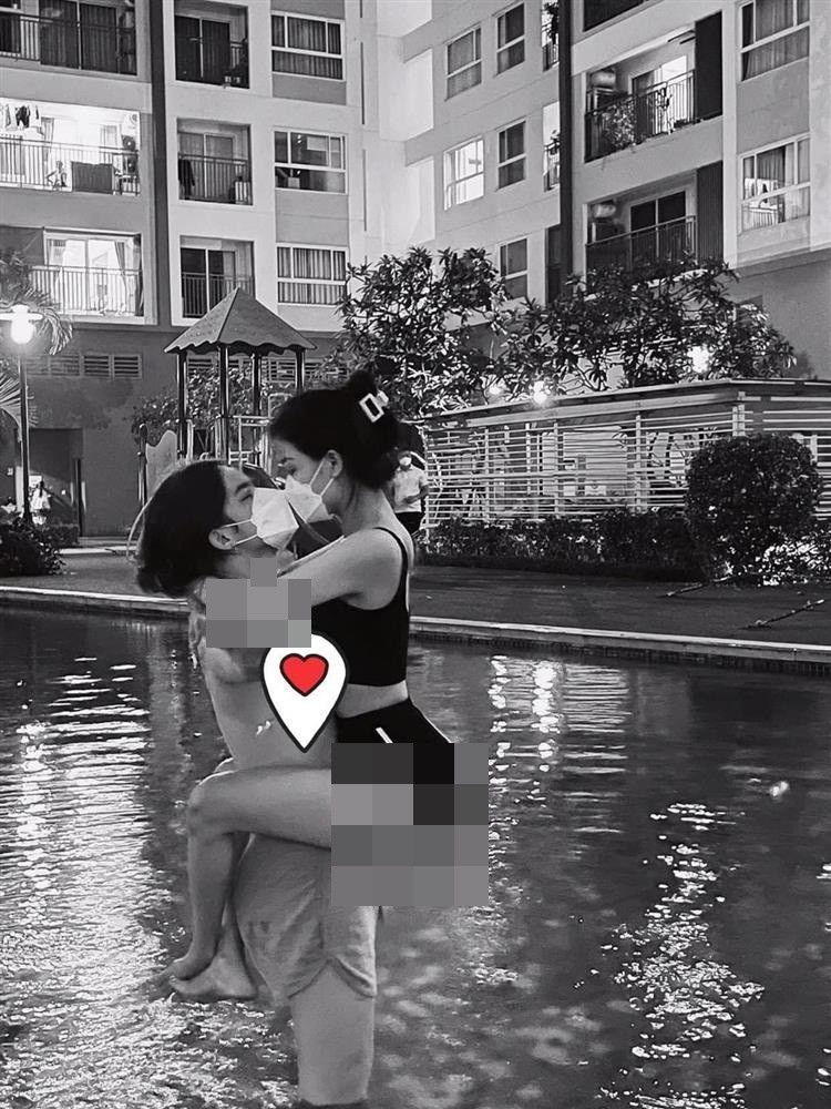 Trần Đức Bo còn có loạt cử chỉ tình tứ với "nửa kia". Theo đó, anh chàng hết ôm hôn lại còn đụng chạm vòng ba bạn gái.