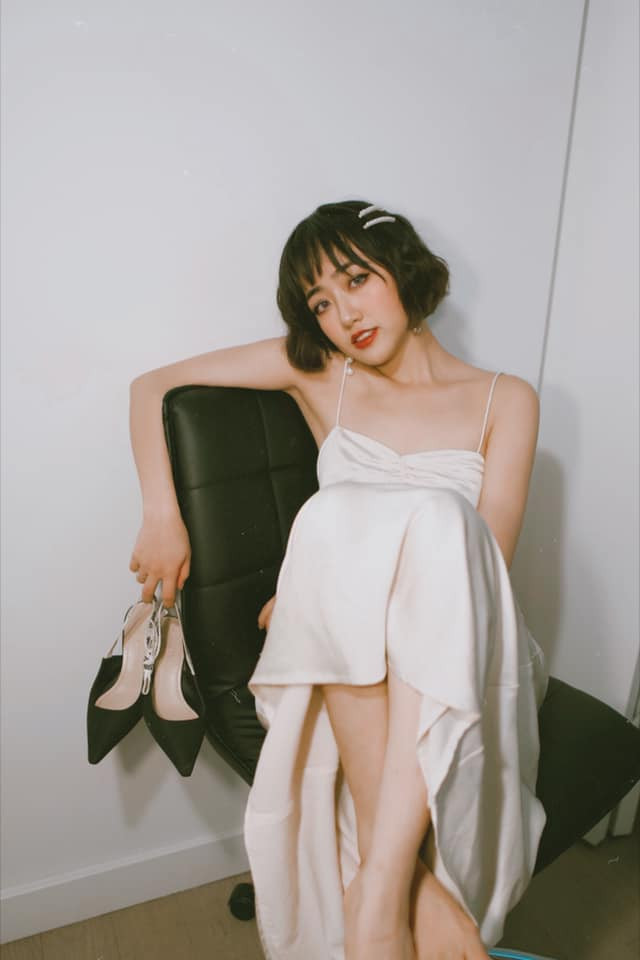 Không còn là cô bé có nụ cười trẻ thơ như trước, Quỳnh Anh hiện tại đã trưởng thành và gợi cảm hơn. Ảnh: FBNV