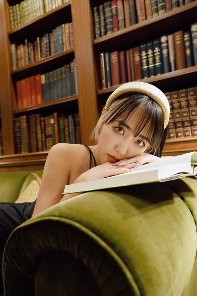 Sau nhiều năm nổi tiếng, hot girl Phoanh Charmmie đã có sự thay đổi nhiều về sắc vóc, tuy vậy các fan vẫn thường khen cô trẻ hơn nhiều so với tuổi.