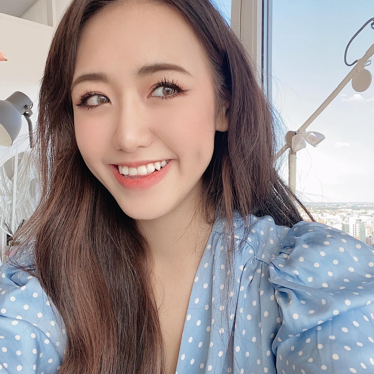 Gái xinh thu hút người đối diện với làn da trắng, đôi má lúm và nụ cười tỏa sáng.