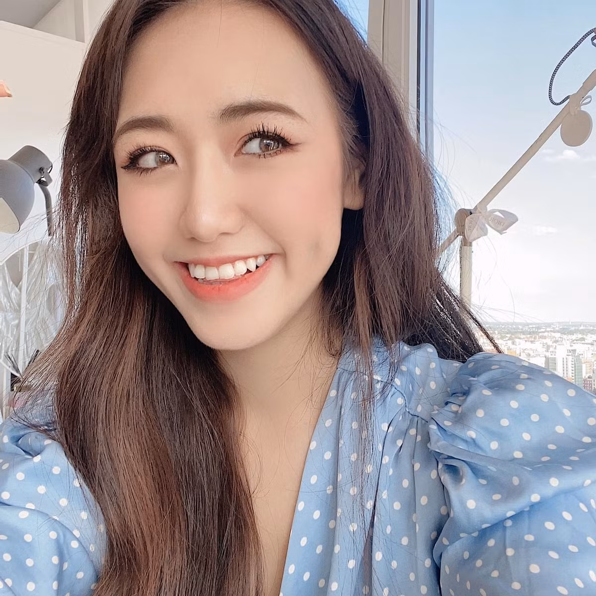 Gái xinh thu hút người đối diện với làn da trắng, đôi má lúm và nụ cười tỏa sáng.