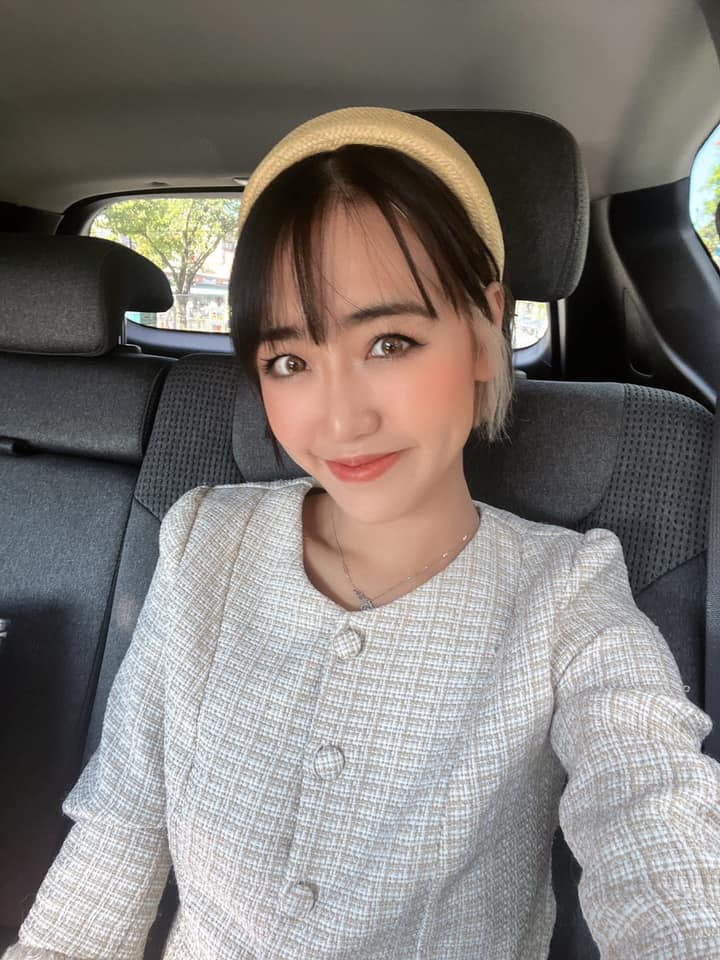 Cô được ví là hot girl có nụ cười trẻ thơ, hay được gọi với những nick-name “mặt trẻ con”, “học sinh cấp 1”...