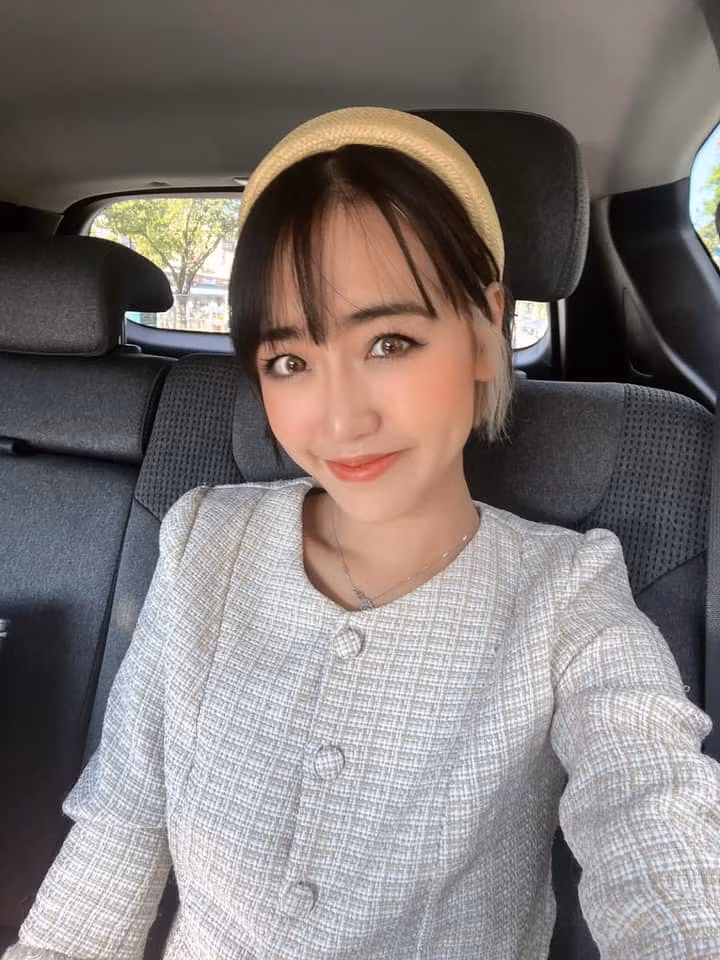 Cô được ví là hot girl có nụ cười trẻ thơ, hay được gọi với những nick-name “mặt trẻ con”, “học sinh cấp 1”...