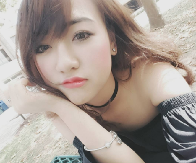 Khi ấy, Quỳnh Anh là một cô bé hồn nhiên, có khuôn mặt bầu bĩnh. Nhiều người gọi Quỳnh Anh là "hot girl tuổi teen" cũng bởi cô có đôi mắt to, khuôn miệng chúm chím hết sức đáng yêu.