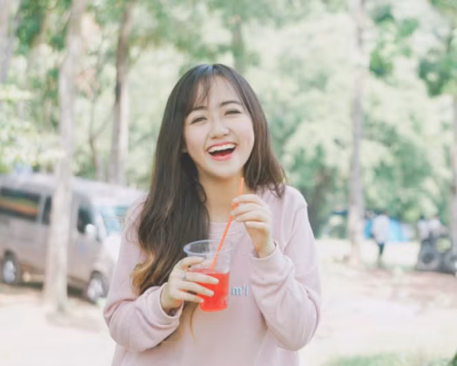 Phoanh Charmmie (tên thật là Vũ Quỳnh Anh, sinh năm 1997) là hot girl từng nổi tiếng trong giới trẻ từ khi mới 15 tuổi.