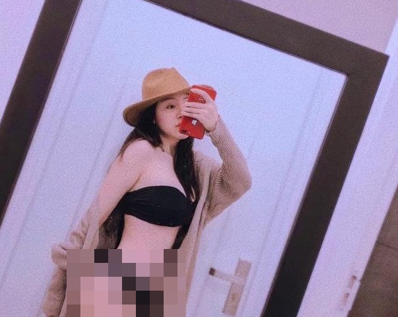 Mới đây, cô nàng chia sẻ trên mạng xã hội bức ảnh chụp bikini. Trong ảnh, cô mặc bikini màu đen gợi cảm.