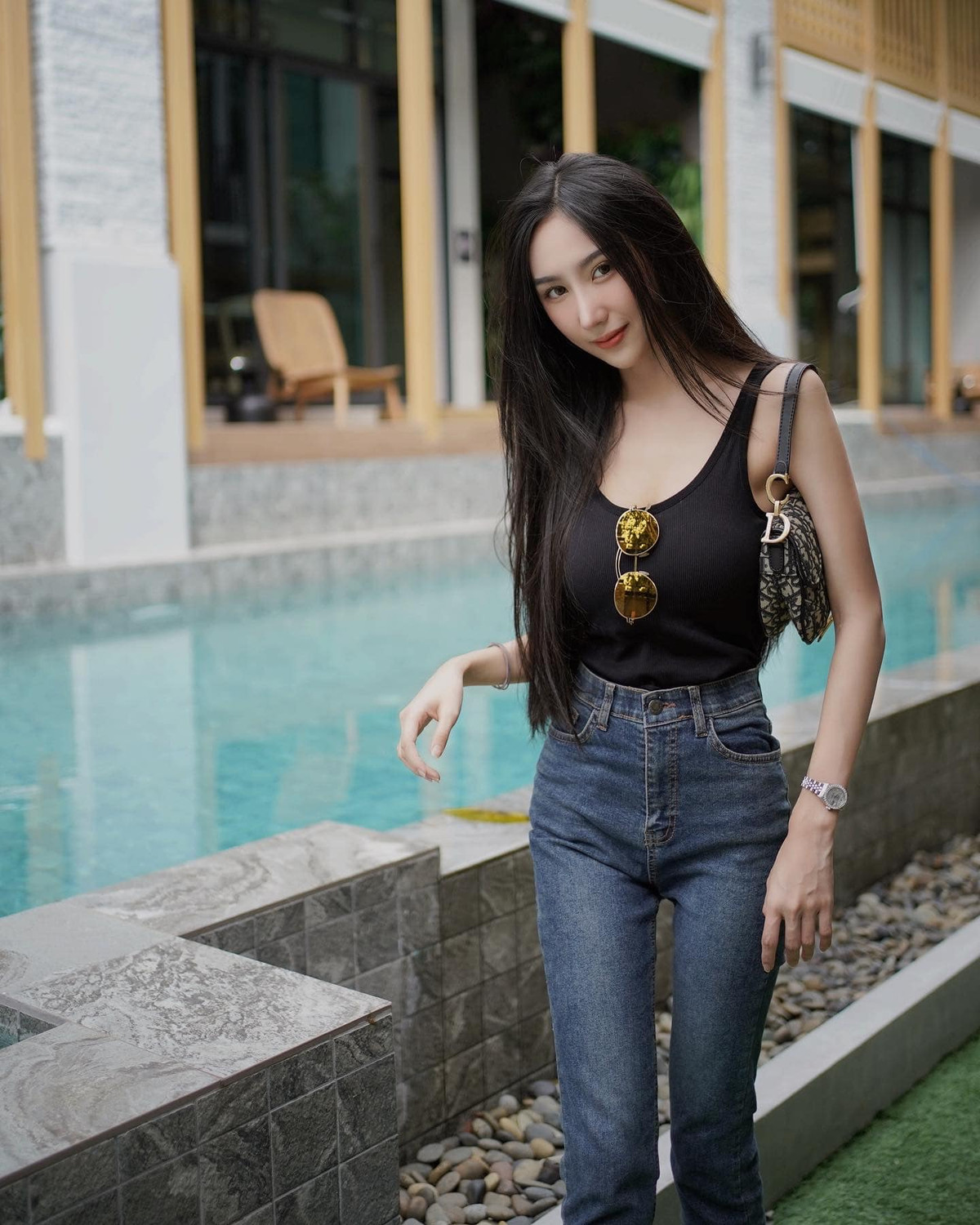 Cô nàng có gương mặt bầu bĩnh, ngũ quan hài hoà, xinh xắn như búp bê.