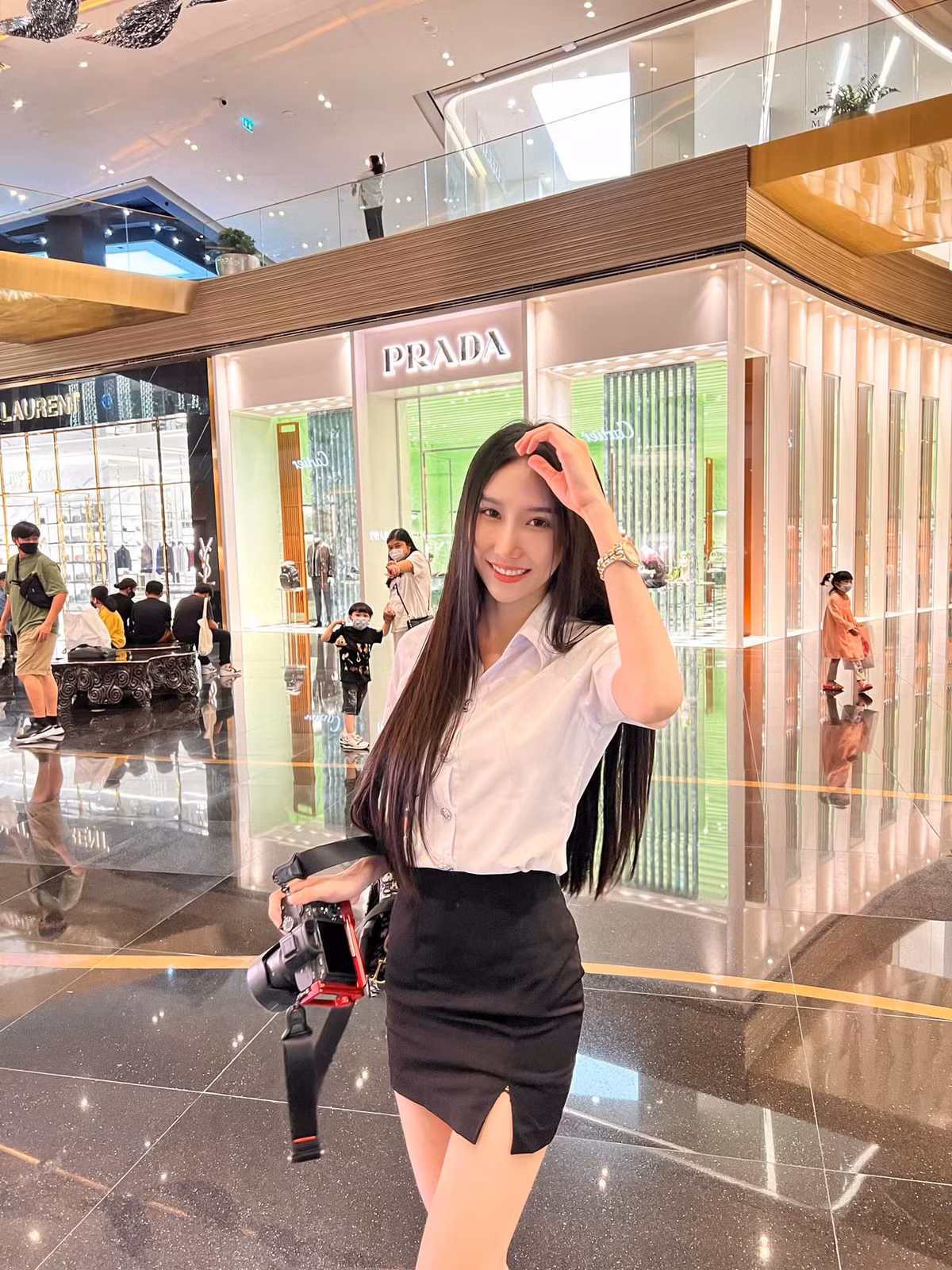 Atinuch Wattanasirichaikul từng nổi tiếng mạng xã hội Thái Lan với bức ảnh chụp lén thời còn học phổ thông, cũng kể từ đó mà cô nàng được mệnh danh là "hot girl học đường".