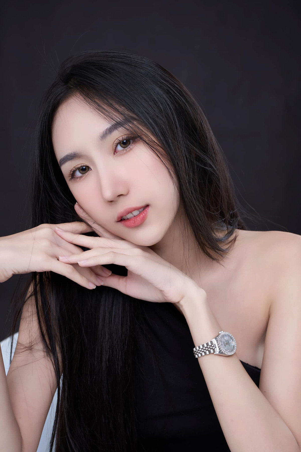 Atinuch Wattanasirichaikul là hot girl Thái Lan sở hữu vẻ đẹp thiên thần. Cô nàng không chỉ có khuôn mặt xinh đẹp mà dáng vóc cũng tuyệt mỹ.