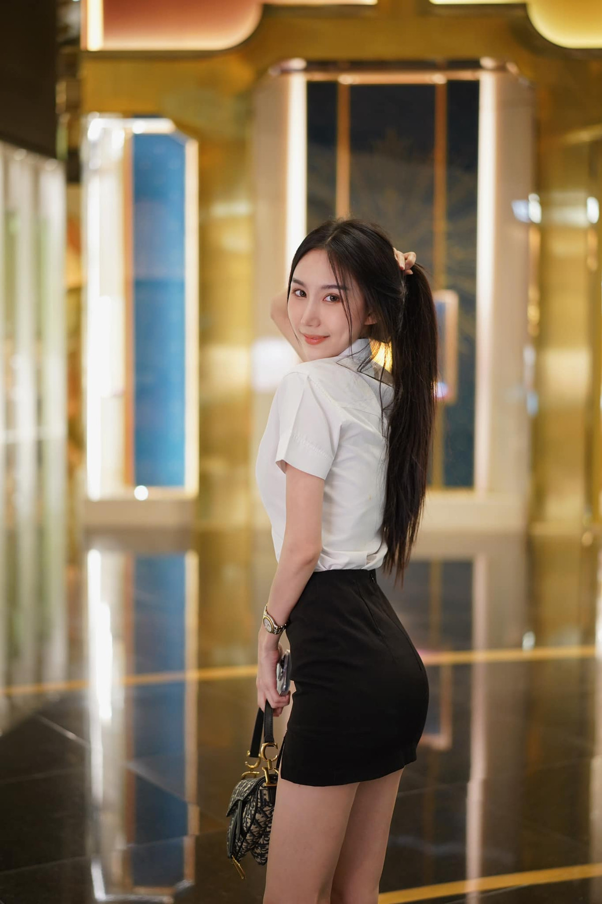 Có gương mặt khả ái, mũi cao dọc dừa, đôi mắt to, làn da trắng và thần thái hút hồn, gái xinh được nhiều chàng trai theo đuổi.