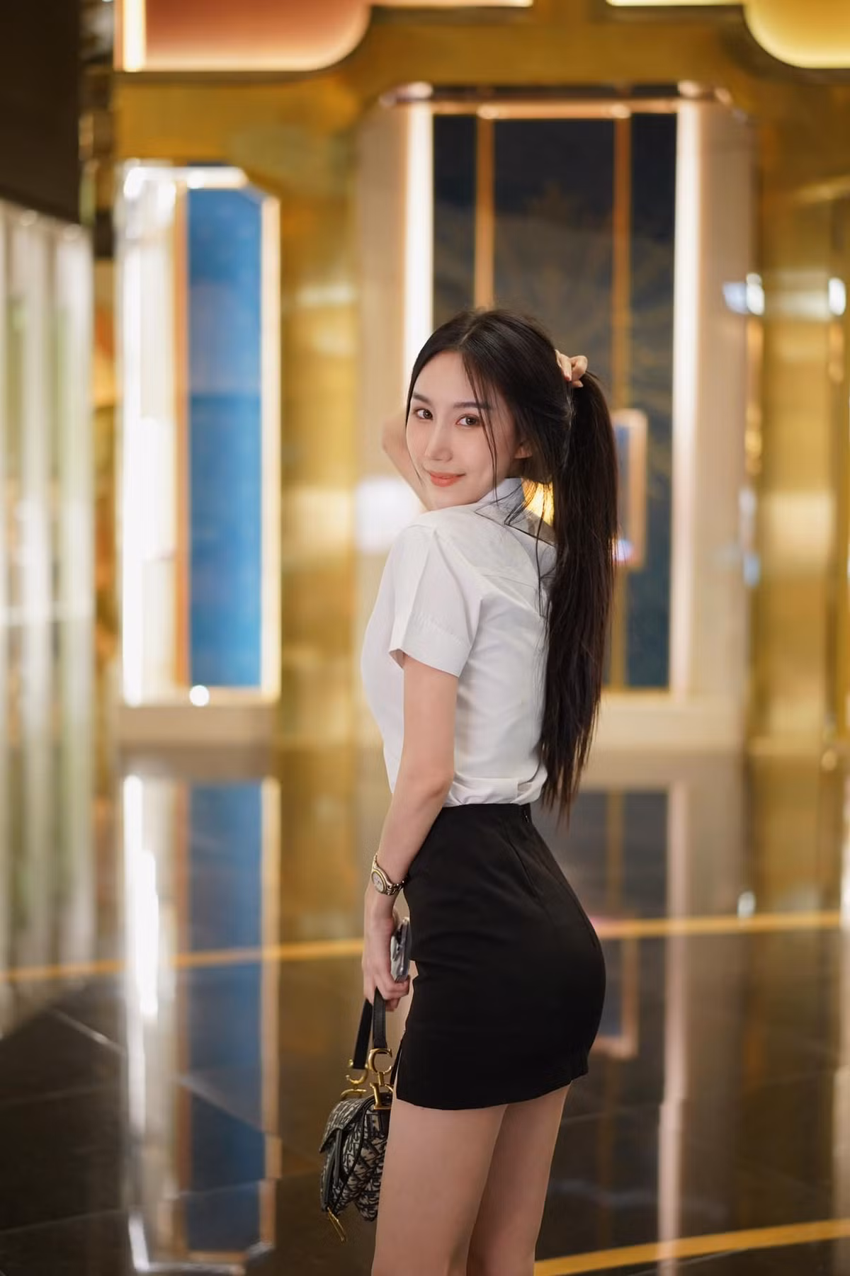 Có gương mặt khả ái, mũi cao dọc dừa, đôi mắt to, làn da trắng và thần thái hút hồn, gái xinh được nhiều chàng trai theo đuổi.