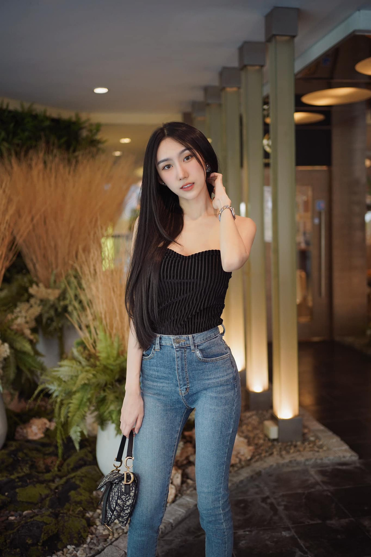 Phong cách học đường của nữ sinh năm nào, nay đã chuyển sang gợi cảm, nóng bỏng.