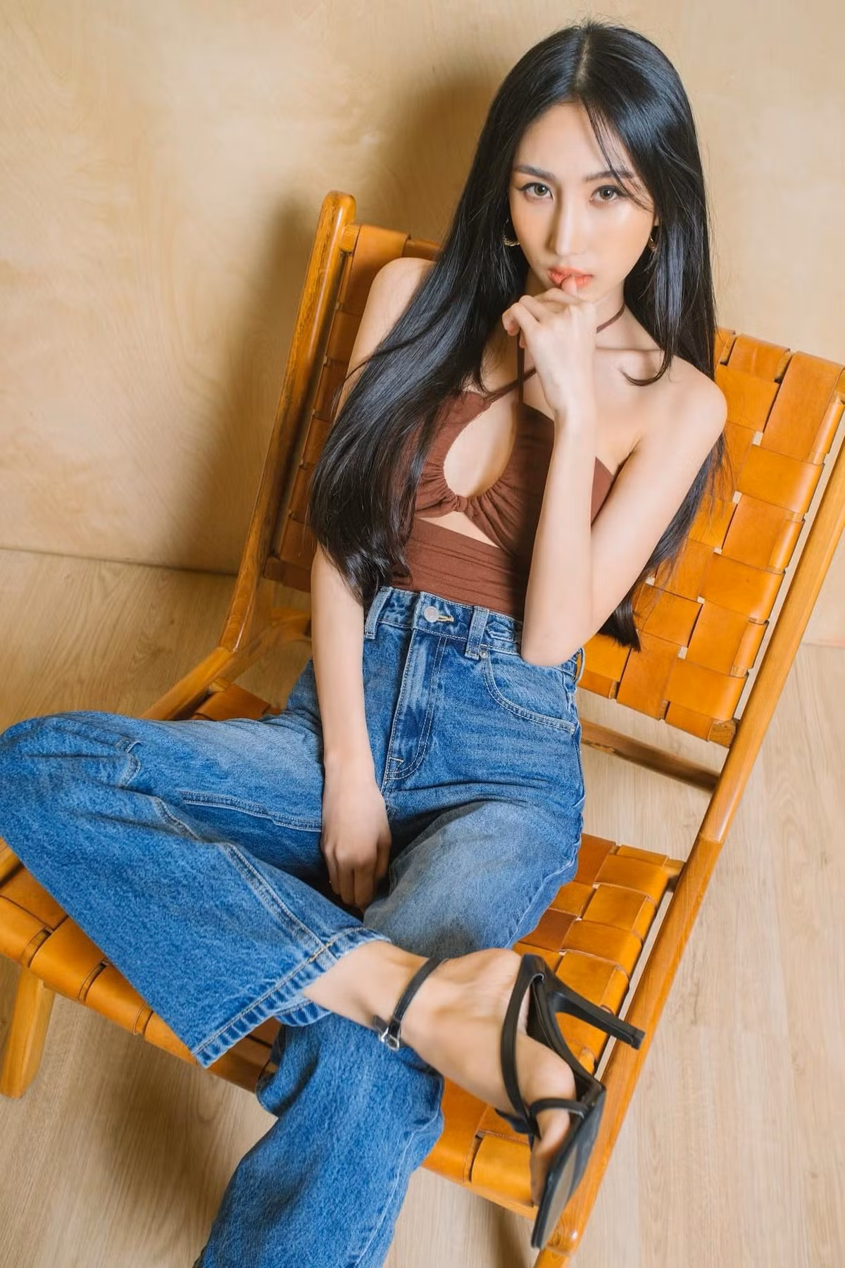 Nàng hotgirl Thái Lan bắt đầu lấn sân làm người mẫu ảnh và trở thành người mẫu được nhiều nhãn hàng săn đón.