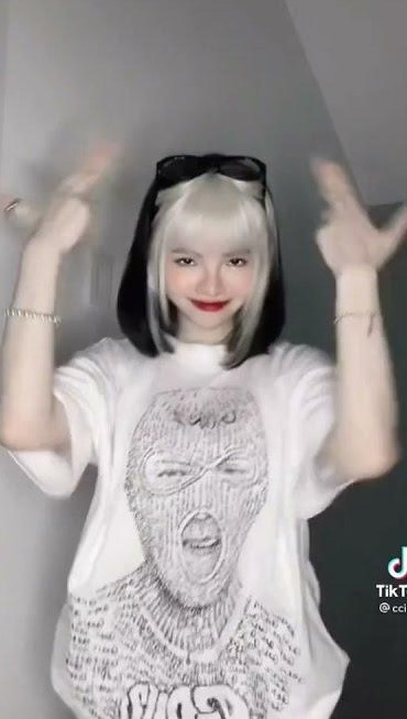 Những vũ điệu bắt trend cực hot của Thảo Ly nổi tiếng trong và ngoài nước phải kể đến: Đưa tay đây nào remix, Cứ chill thôi, Lấy cây dù…