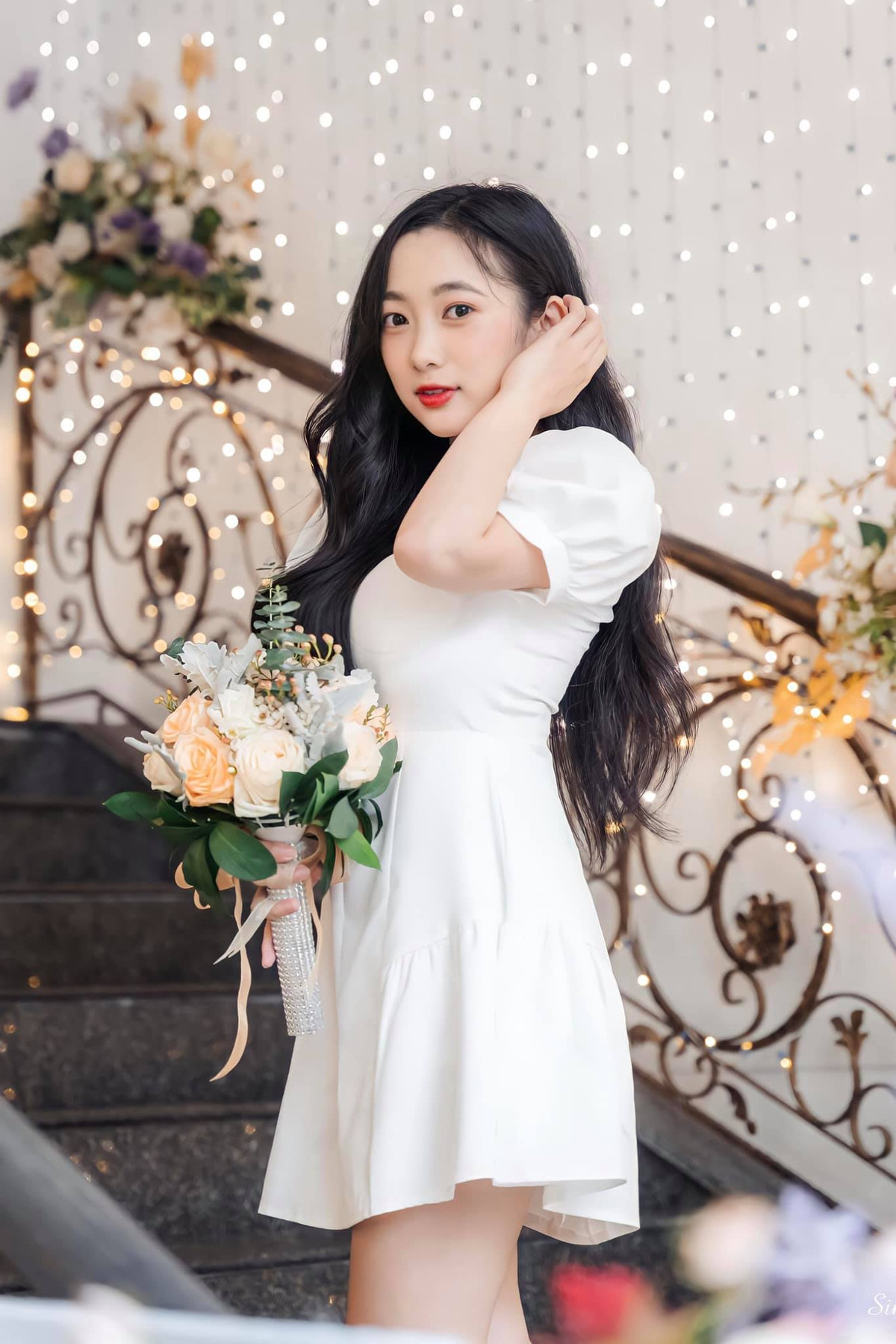 Lê Hà Phương (Nick name Tiêu Hạ, sinh năm 1995) cũng là cô giáo dạy học online tại Hà Nội. Cô nàng sở hữu nhan sắc được nhiều người khen xinh như “nàng thơ”.