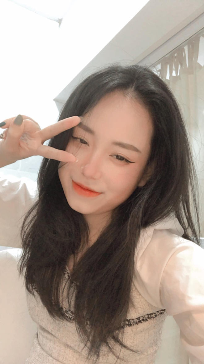 Cô giáo Minh Thu sống tại thành phố Vinh, tỉnh Nghệ An. Mở dạy livestream trên Facebook, những bài giảng online của cô thu hút vài chục nghìn lượt xem.