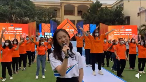 Qua một số hình ảnh bị "chụp lén" ngay trên màn hình livestream, nhan sắc của hot girl Khánh Vy lập tức gây chú ý, netizen nhanh chóng so sánh nhan sắc của cô. Cũng qua đây, Khánh Vy nhận được khá nhiều lời khen vì ngoại hình, cũng như sự thân thiện với các bạn học sinh bên cạnh.