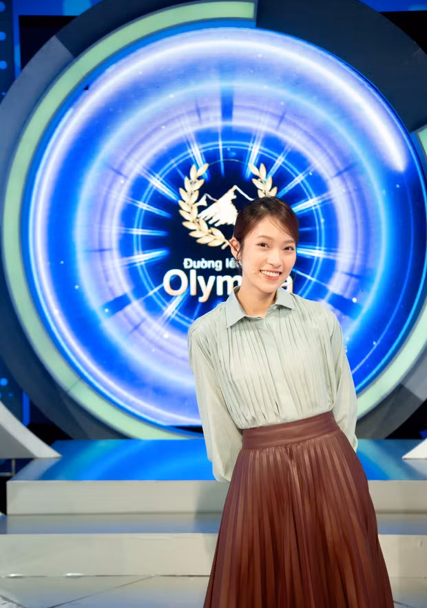 Khánh Vy (sinh năm 1999) từ lâu được xem là hình mẫu "con người ta" khi không chỉ xinh đẹp mà còn cực giỏi giang.