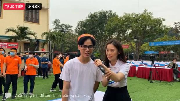 Nổi bật trong số dàn MC VTV năm nay đó chính là Khánh Vy - MC "cầm trịch" tại trường Chuyên Phan Bội Châu - Nghệ An để tiếp sức cho thí sinh Nguyễn Đình Duy Anh.