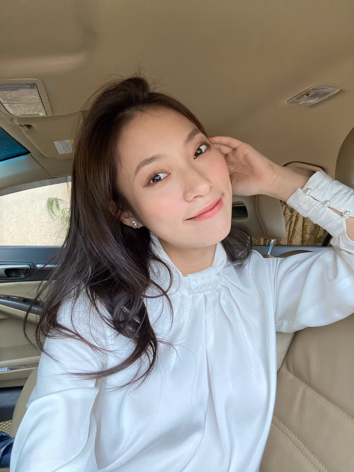 Cách đây khoảng 5 năm, cô đã nổi danh là "hot girl 7 thứ tiếng" khi xuất hiện trong clip đùa vui cùng bạn bè với nhiều thứ tiếng khác nhau: Thái, Hàn, Trung, Nhật, Anh, Italy, Việt.