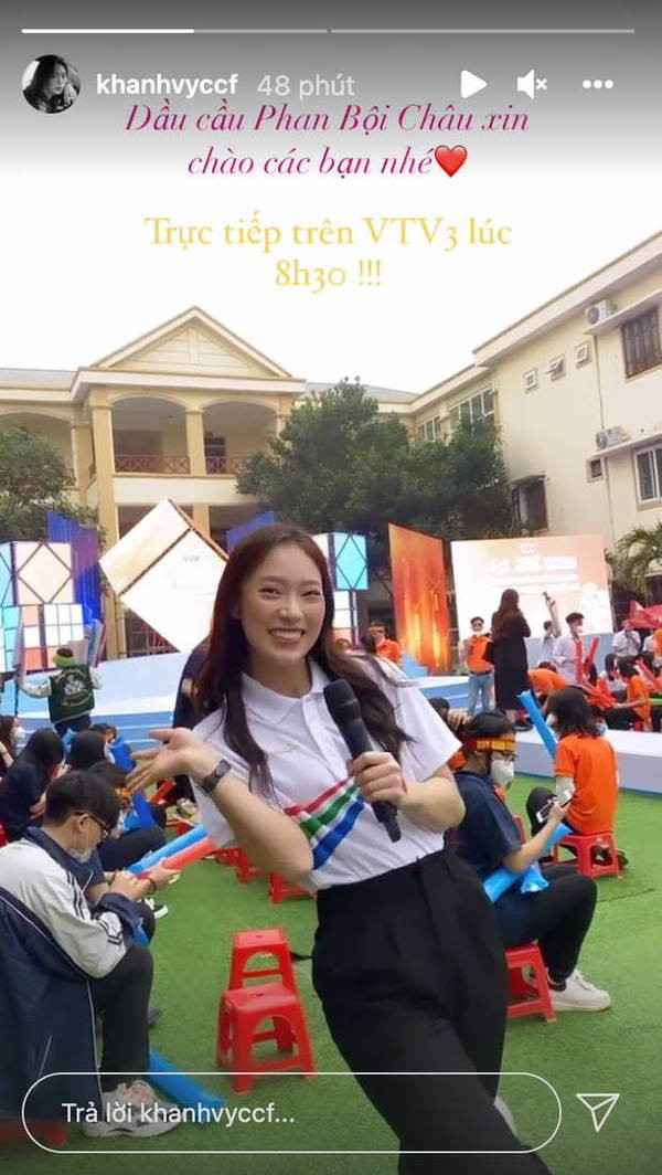 "Hot girl 7 thứ tiếng” đã cho thấy những hình ảnh trẻ trung, năng động hơn so với lúc đảm nhận vị trí dẫn dắt chương trình ở trường quay S14 (Đài Truyền hình Việt Nam).