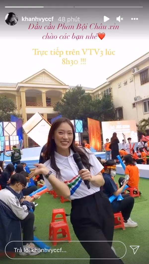 "Hot girl 7 thứ tiếng” đã cho thấy những hình ảnh trẻ trung, năng động hơn so với lúc đảm nhận vị trí dẫn dắt chương trình ở trường quay S14 (Đài Truyền hình Việt Nam).