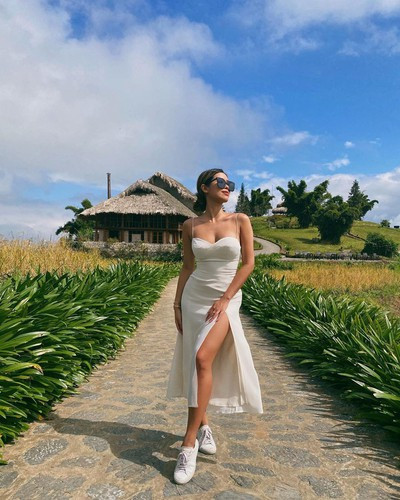 Trước dịch, Tiên Nguyễn thường xuyên góp mặt trong các bữa tiệc của hội con nhà giàu, check in nhà hàng nổi tiếng thế giới, đi du lịch "như đi chợ". Ảnh: Tổng hợp