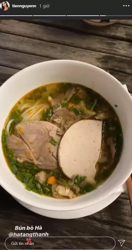 Nàng tiểu thư cũng có những sở thích vô cùng bình dị, biết ăn những món dân dã chứ không chỉ là các món Tây ở nhà hàng.