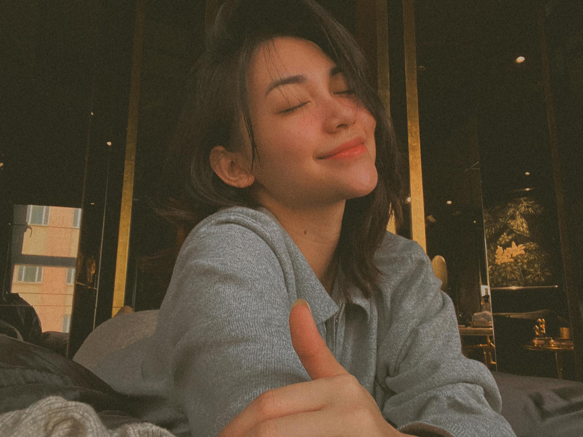 Bích Trăm luôn khiến người ta phải ngước nhìn mỗi dịp lên sóng nhờ vào gương mặt xinh đẹp, đường cong chữ S nuột nà cùng cách diện đồ khoe dáng cực táo bạo.