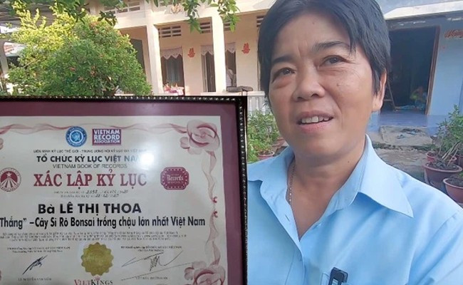 Chủ nhân của giọng đọc này là chị Thoa - chủ nhân cây sirô bon sai đạt kỷ lục "cây sirô bon sai trồng chậu lớn nhất Việt Nam" tại Cần Thơ được ghi hình vào năm 2020.