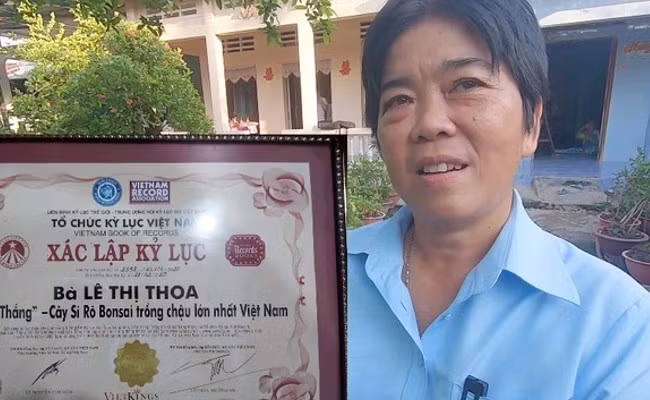 Chủ nhân của giọng đọc này là chị Thoa - chủ nhân cây sirô bon sai đạt kỷ lục "cây sirô bon sai trồng chậu lớn nhất Việt Nam" tại Cần Thơ được ghi hình vào năm 2020.